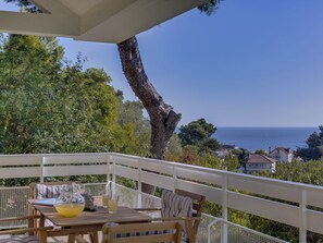Outdoor dining - Home in Estoril - House 79 (Estoril)