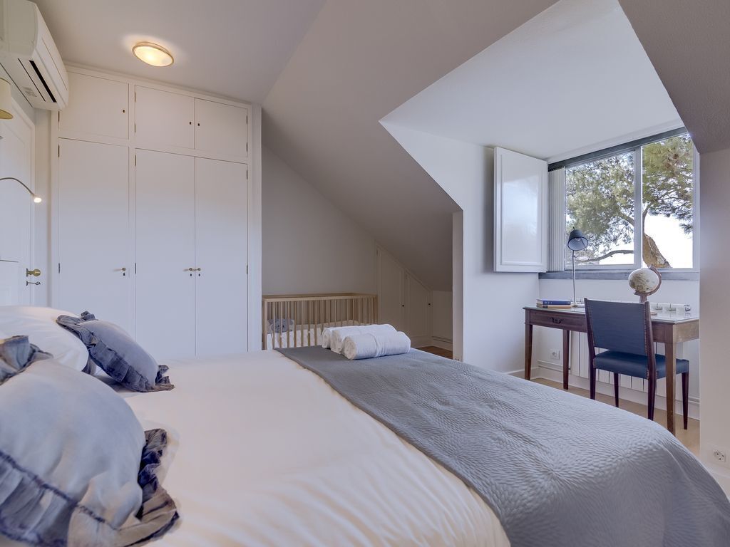 4 quartos, ferros/tábuas de passar roupa, berço de viagem