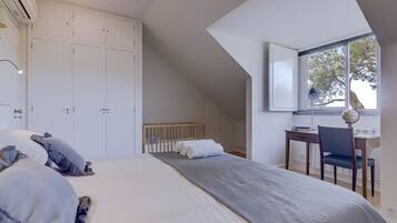 4 quartos, ferros/tábuas de passar roupa, berço de viagem