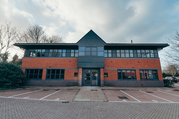 Exterior - Century House Apartments (Watford)