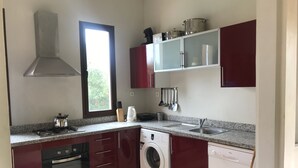 Vila família, 3 quartos | Cozinha privada | Geladeira grande, micro-ondas, fogão, cooktop