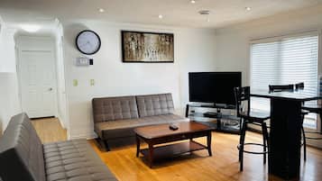 Superior-Apartment, Mehrere Betten, Stadtblick | Wohnbereich | Smart-TV