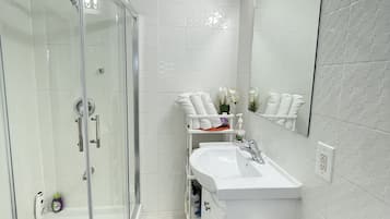 Secador de pelo, toallas