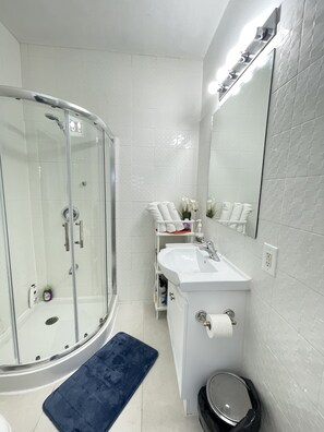 Classic Studio, 1 Queen Bed with Sofa bed | Bathroom