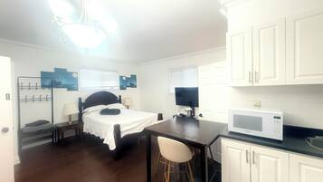 Studio classique, 1 grand lit et 1 canapé-lit | Décor unique, ameublement unique, fer et planche à repasser