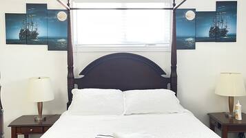 Studio classique, 1 grand lit et 1 canapé-lit | Décor unique, ameublement unique, fer et planche à repasser