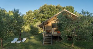 Premium bedding, down duvets, Tempur-Pedic beds, in-room safe - Bio Glamping Toscana Luxury Tents (Sorano)