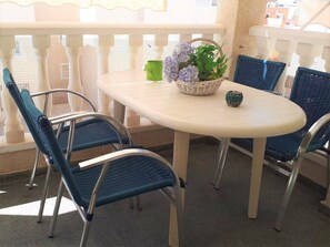 Outdoor dining - Sunny Apartment in Costa del Azahar near the Sea and the Mountain (Santa Pola)