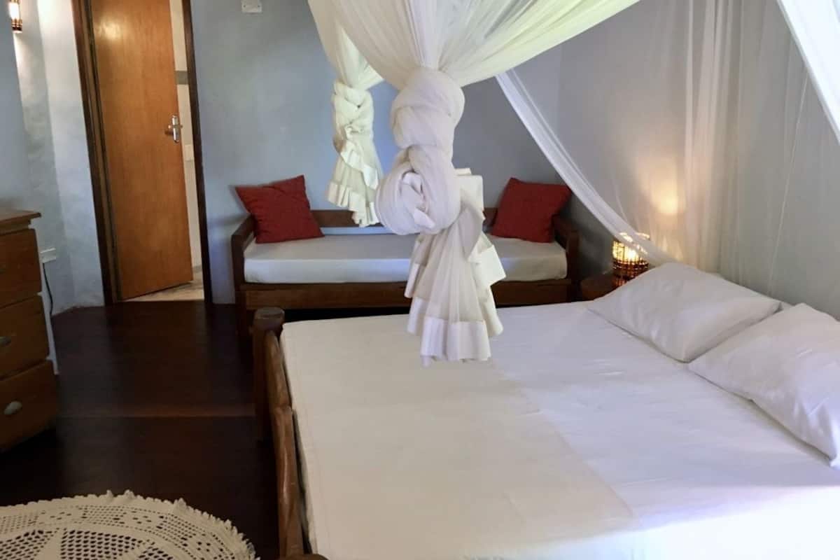 Chambre Triple, vue partielle sur l'océan, en bord de plage | Minibar, Wi-Fi gratuit, décoration personnalisée