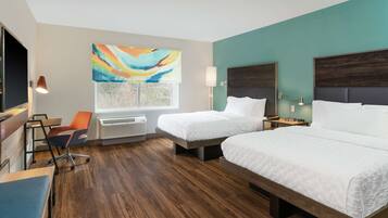 Habitación, 2 camas Queen size (Roll-In Shower, Mobiity & Hearing) | Ropa de cama hipoalergénica y decoración personalizada