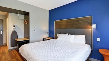 Room, 1 King Bed | Pillowtop beds, desk, blackout drapes, iron/ironing board