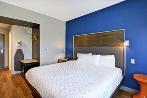 Room, 1 King Bed | Pillowtop beds, desk, blackout drapes, iron/ironing board - Tru by Hilton Huber Heights (Dayton)