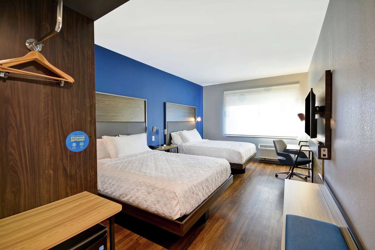 Rom, 2 queensize-senger | Senger med overmadrass, skrivebord og blendingsgardiner
