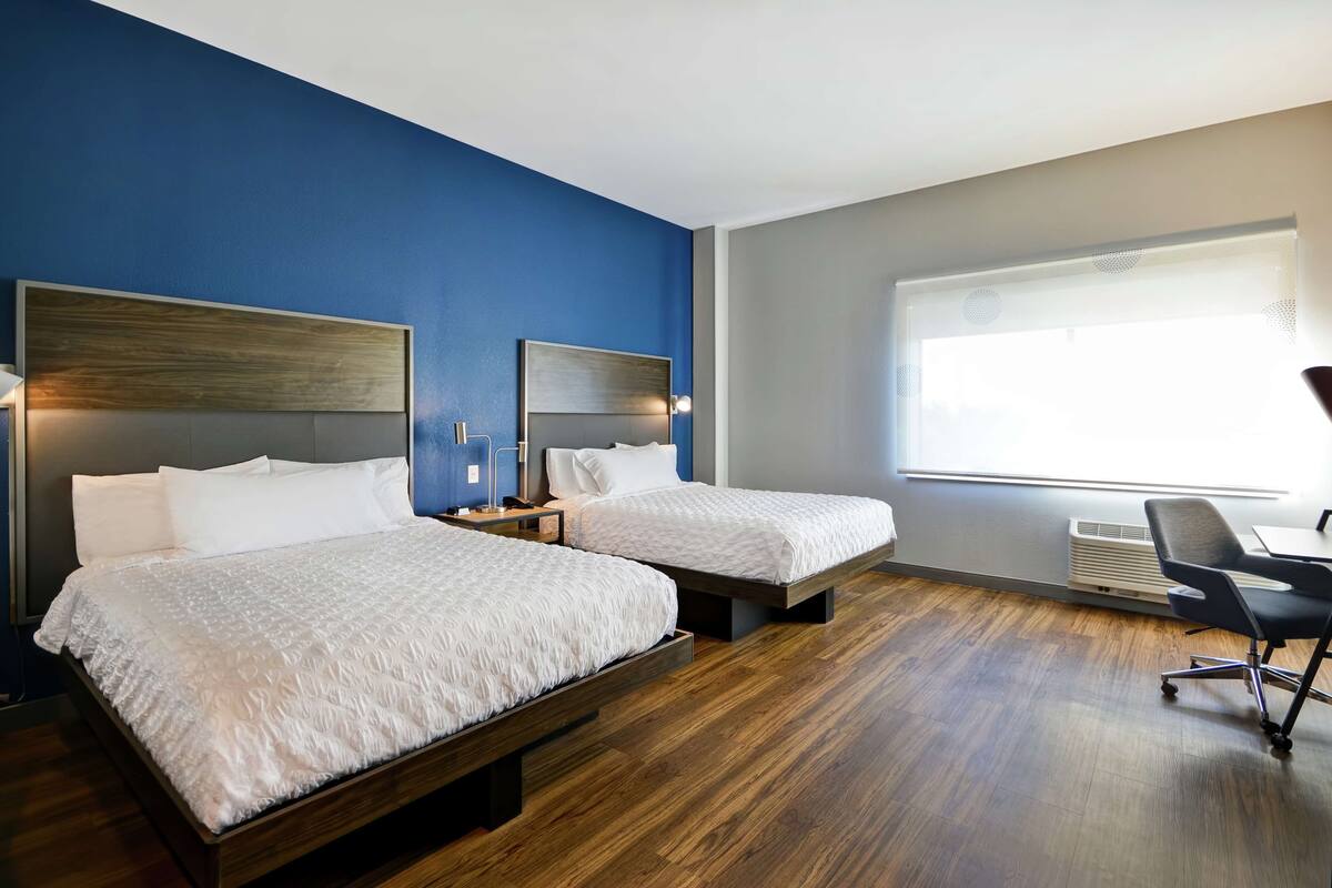 Rom, 2 queensize-senger, tilgjengelighetstilpasset, badekar (Mobility & Hearing) | Senger med overmadrass, skrivebord og blendingsgardiner