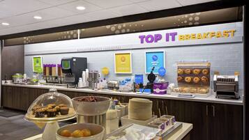 Café da manhã com buffet grátis todos os dias