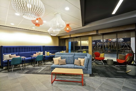 Lobby. Tru by Hilton Huber Heights