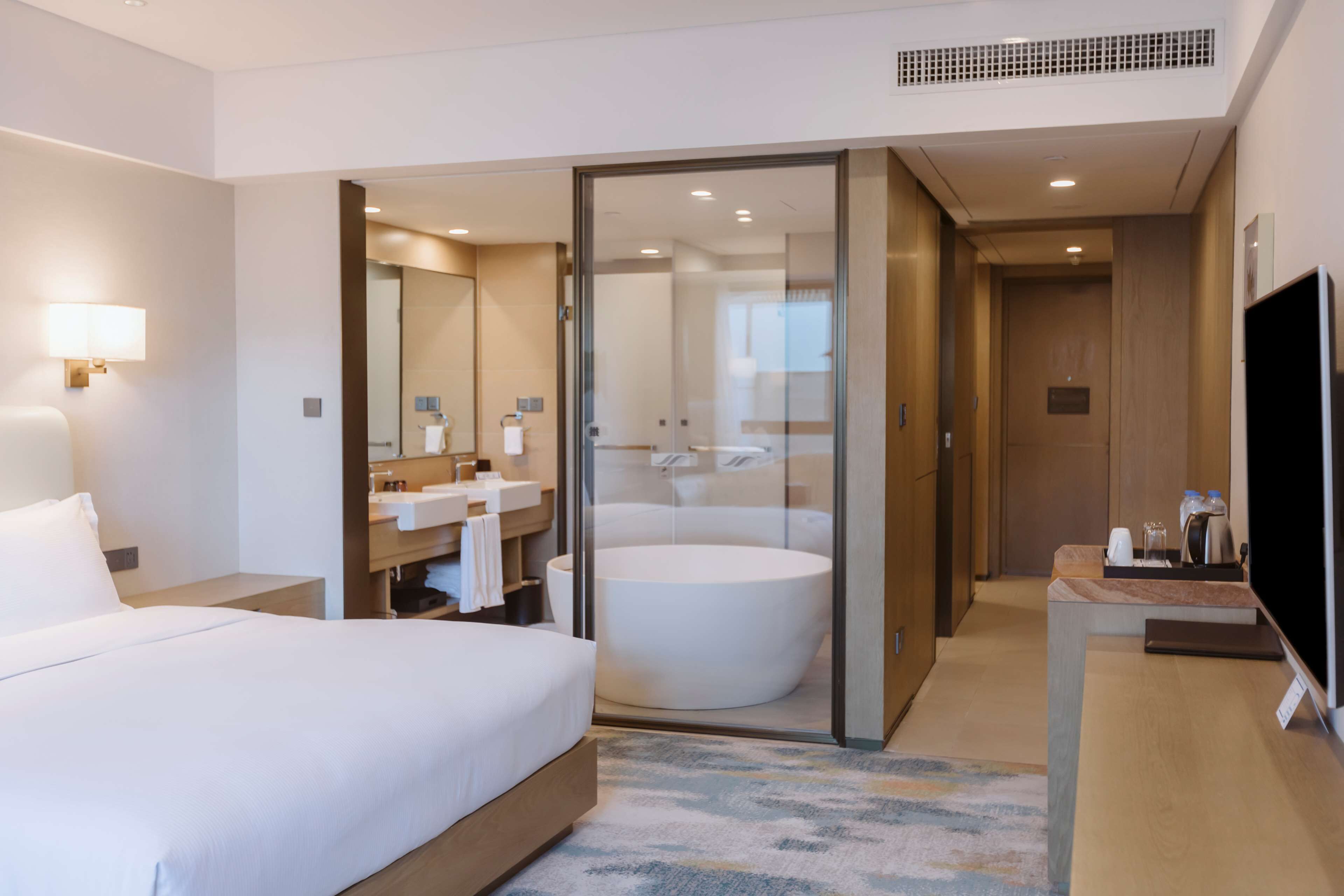 Habitación ejecutiva, 1 cama de matrimonio grande | Baño | Bañera y ducha independientes y cabezal de ducha tipo lluvia