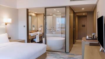 Habitación ejecutiva, 1 cama de matrimonio grande | Baño | Bañera y ducha independientes y cabezal de ducha tipo lluvia