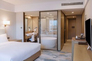 Executive Room, 1 King Bed | Bathroom