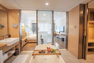 Suíte luxo, 1 quarto | Roupas de cama premium, edredons de pluma, cofres nos quartos