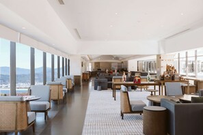 2 restaurantes; se sirve desayuno, almuerzo y cena; cocina china