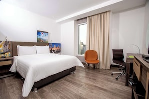 In-room safe, desk, laptop workspace, blackout curtains - Hampton by Hilton Lima San Isidro (Lima)