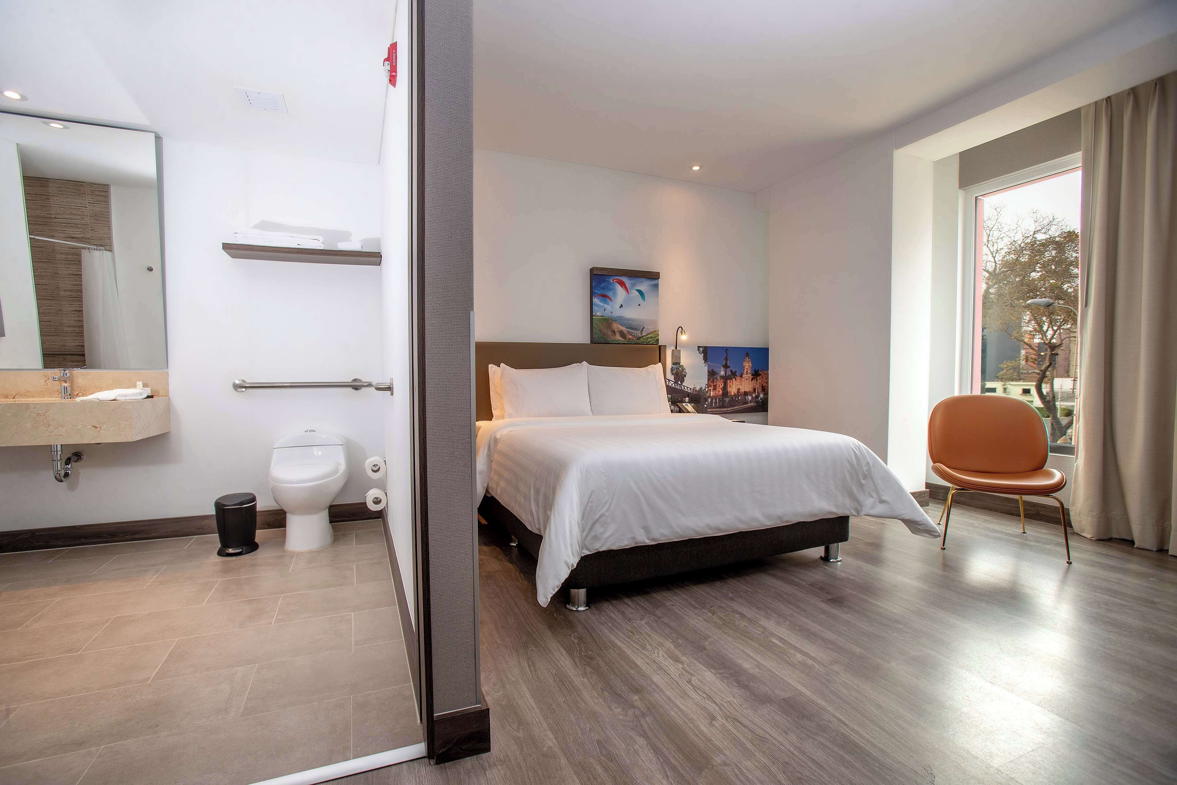 room, 1 queen bed, accessible | bathroom | free toiletries, hair dryer, towels