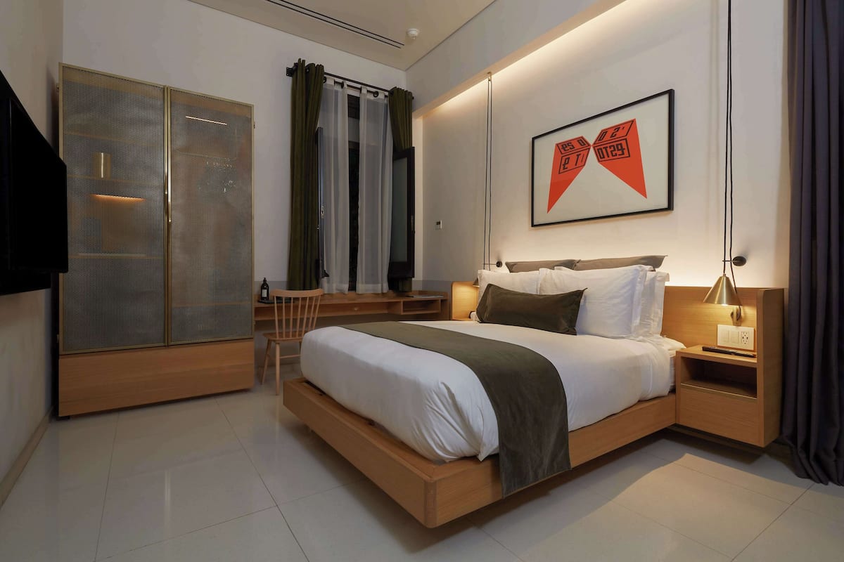 Down duvets, in-room safe, individually decorated, desk