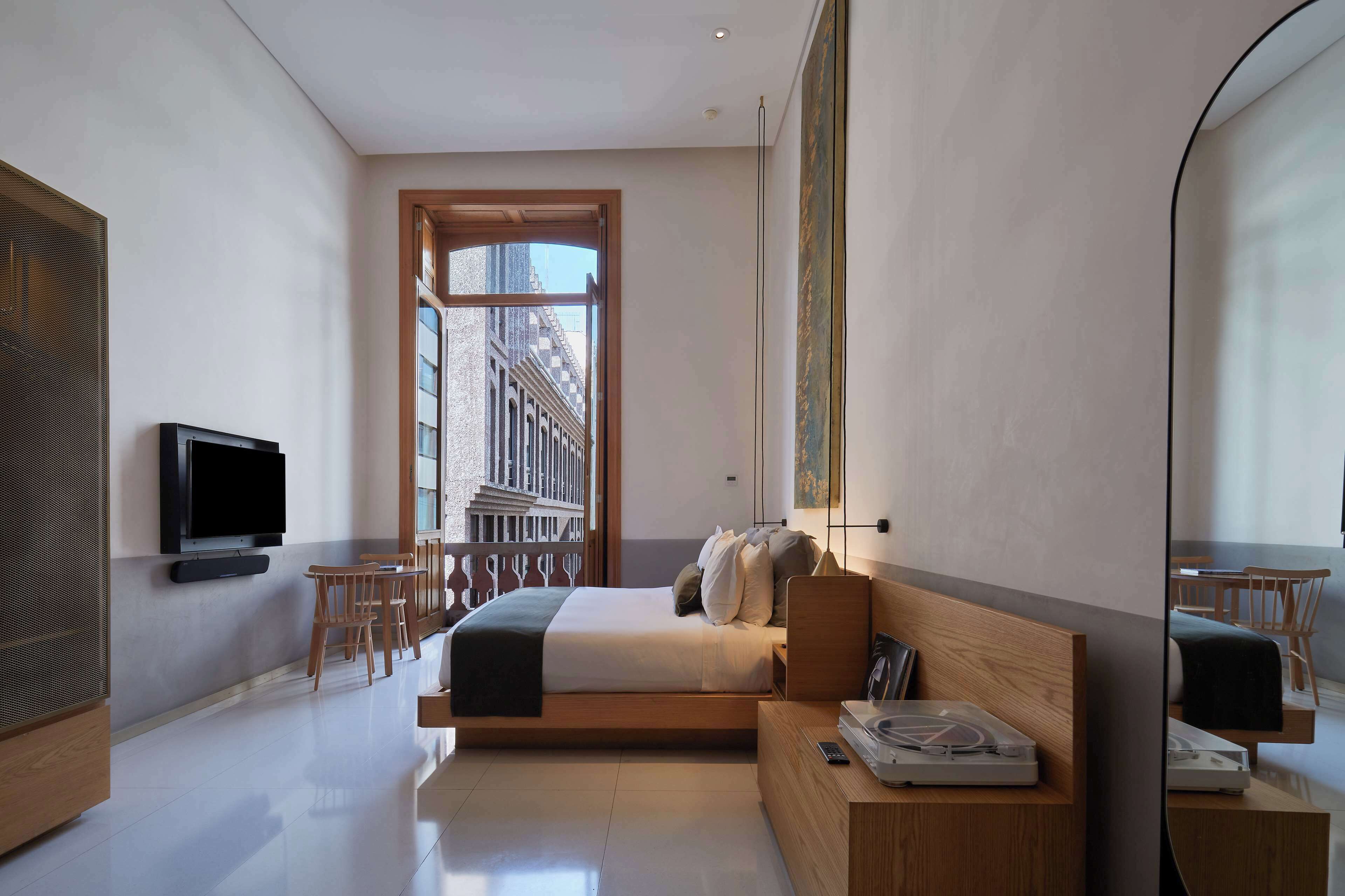 suite, 1 bedroom, balcony | down duvets, in-room safe, individually decorated, desk