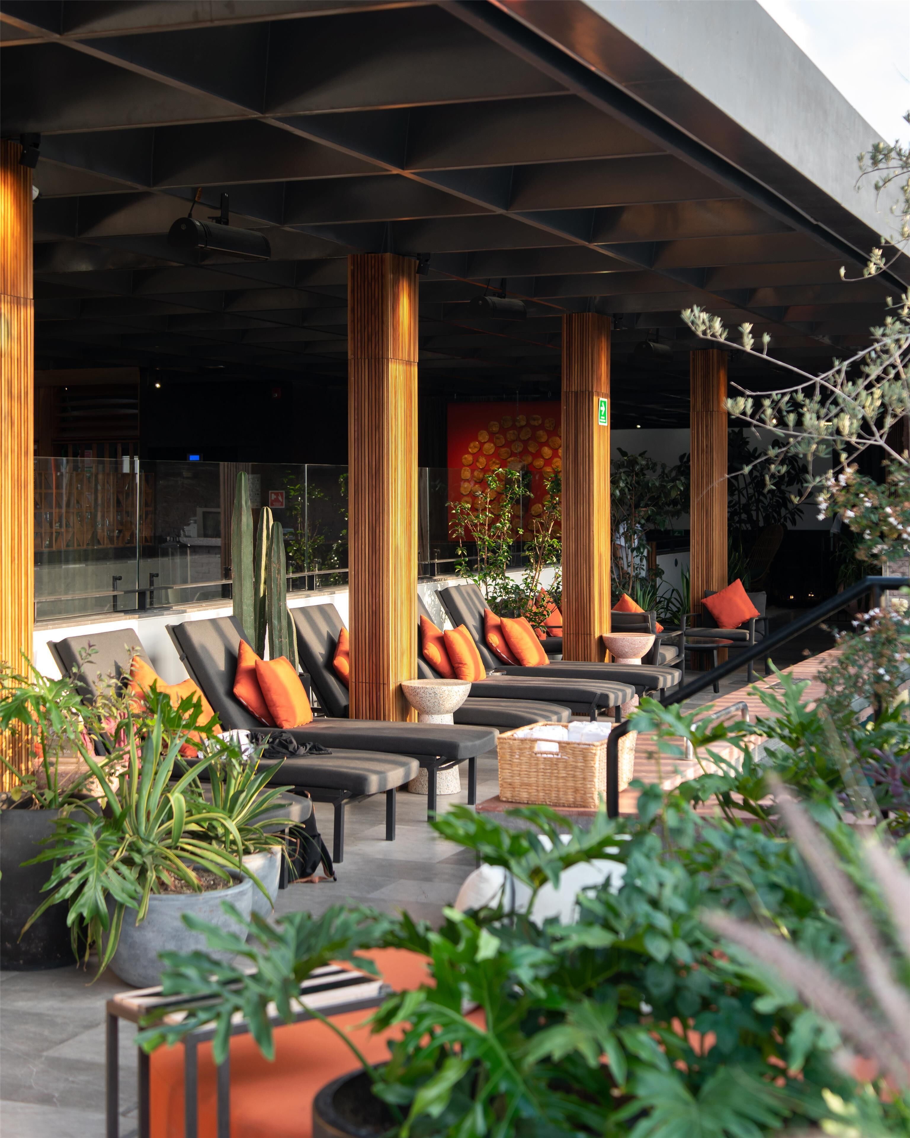Una piscina al aire libre