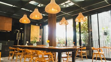 供應早餐、午餐和晚餐,露天餐廳