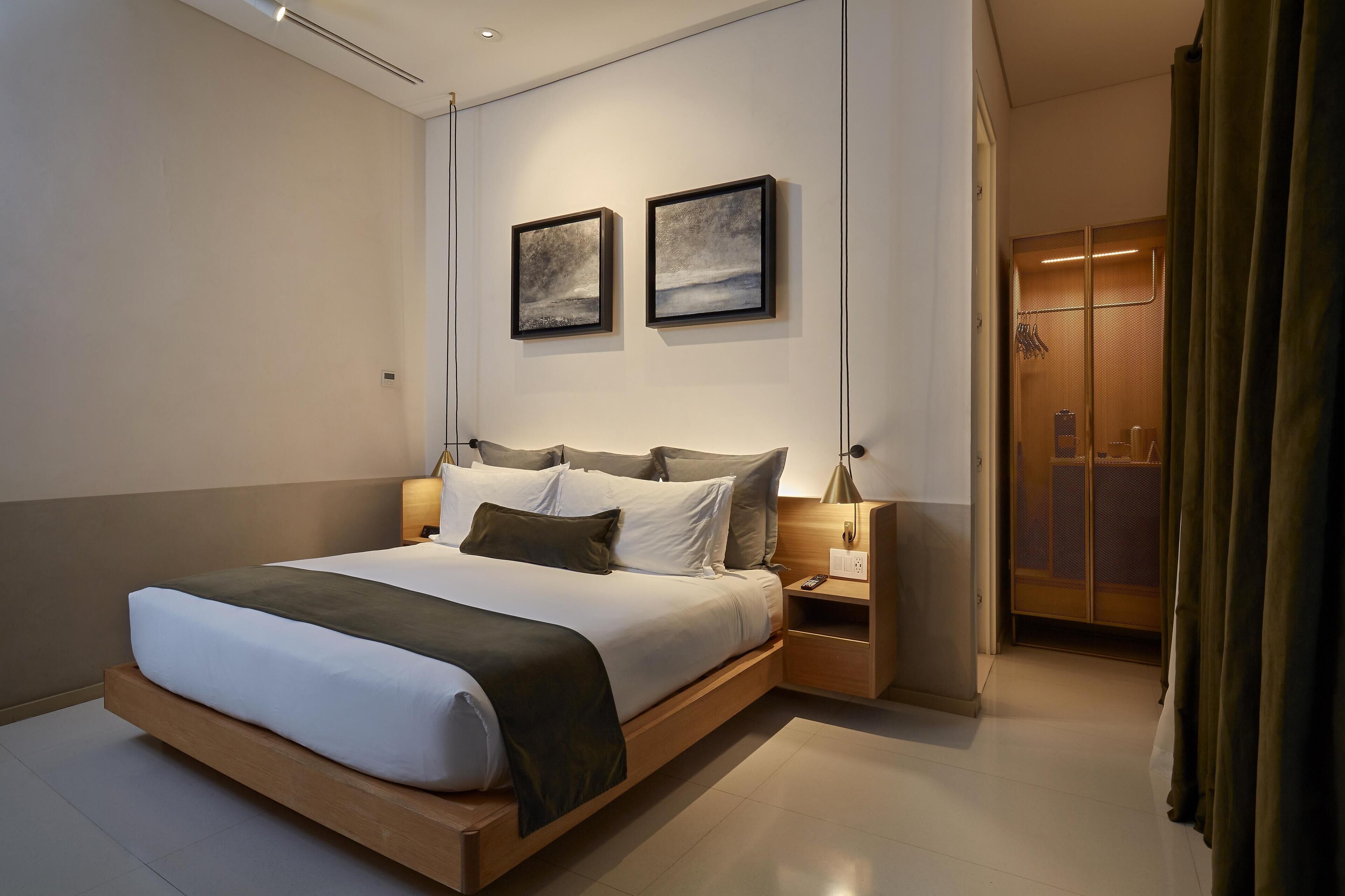 Down duvets, in-room safe, individually decorated, desk