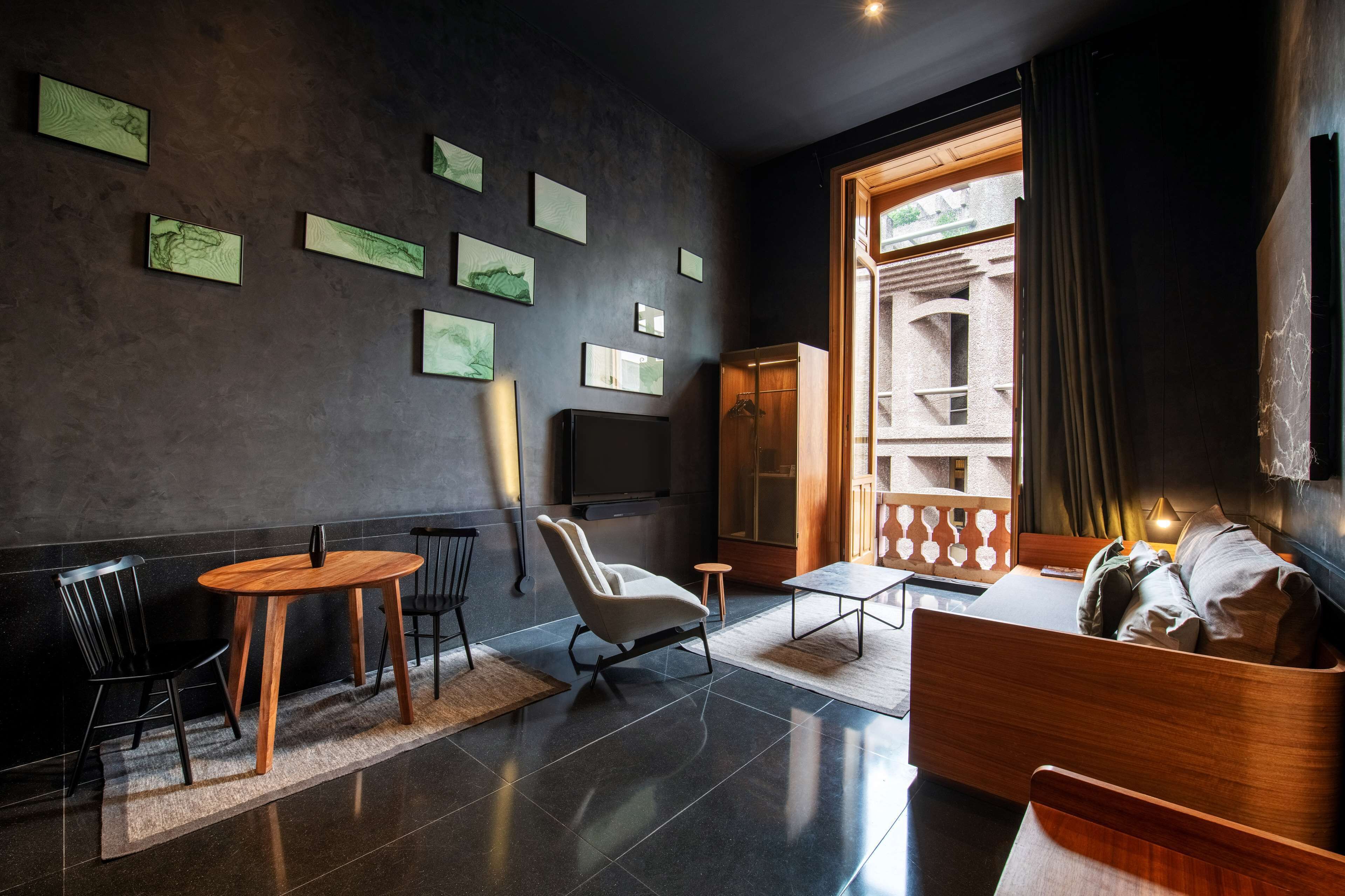 Suíte, 1 quarto, sacada | Edredons de pluma, cofres nos quartos, individualmente decorados