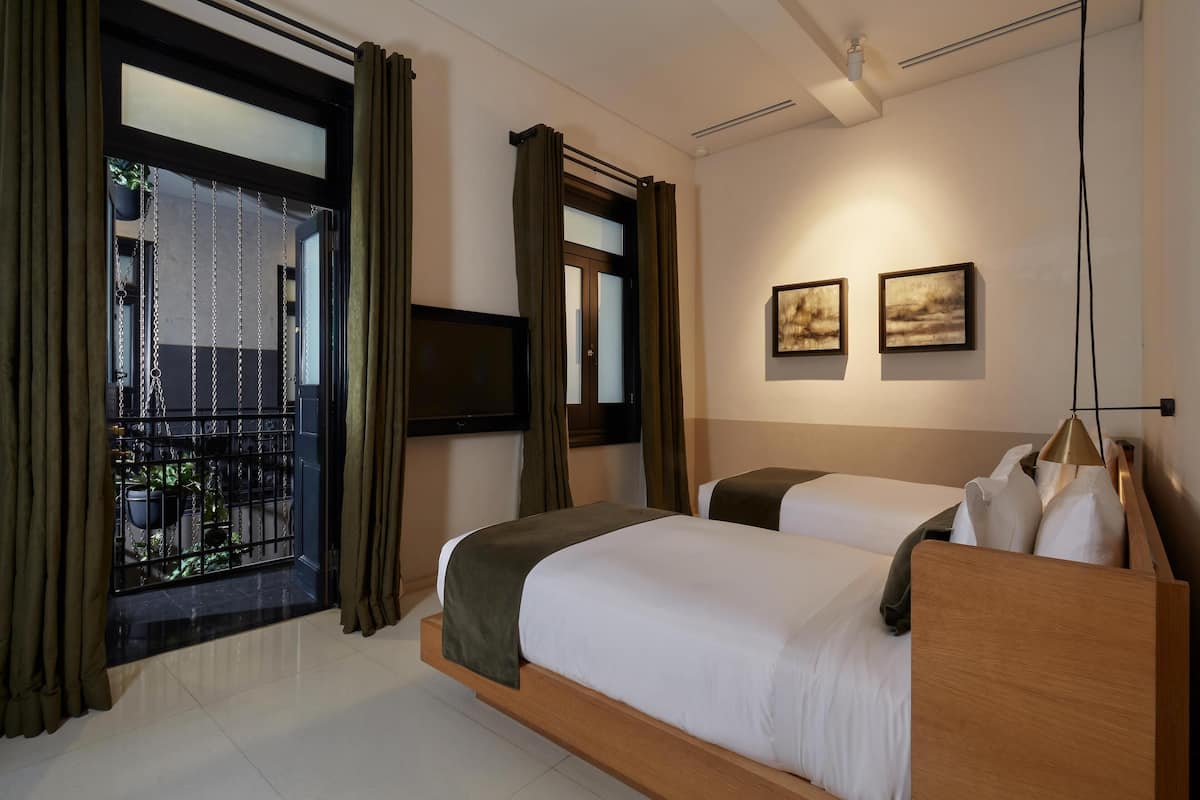 Huone, 2 yhden hengen sänkyä (Indoor Balcony) | Untuvapeitot, tallelokero huoneessa, yksilöllisesti sisustettu, työpöytä