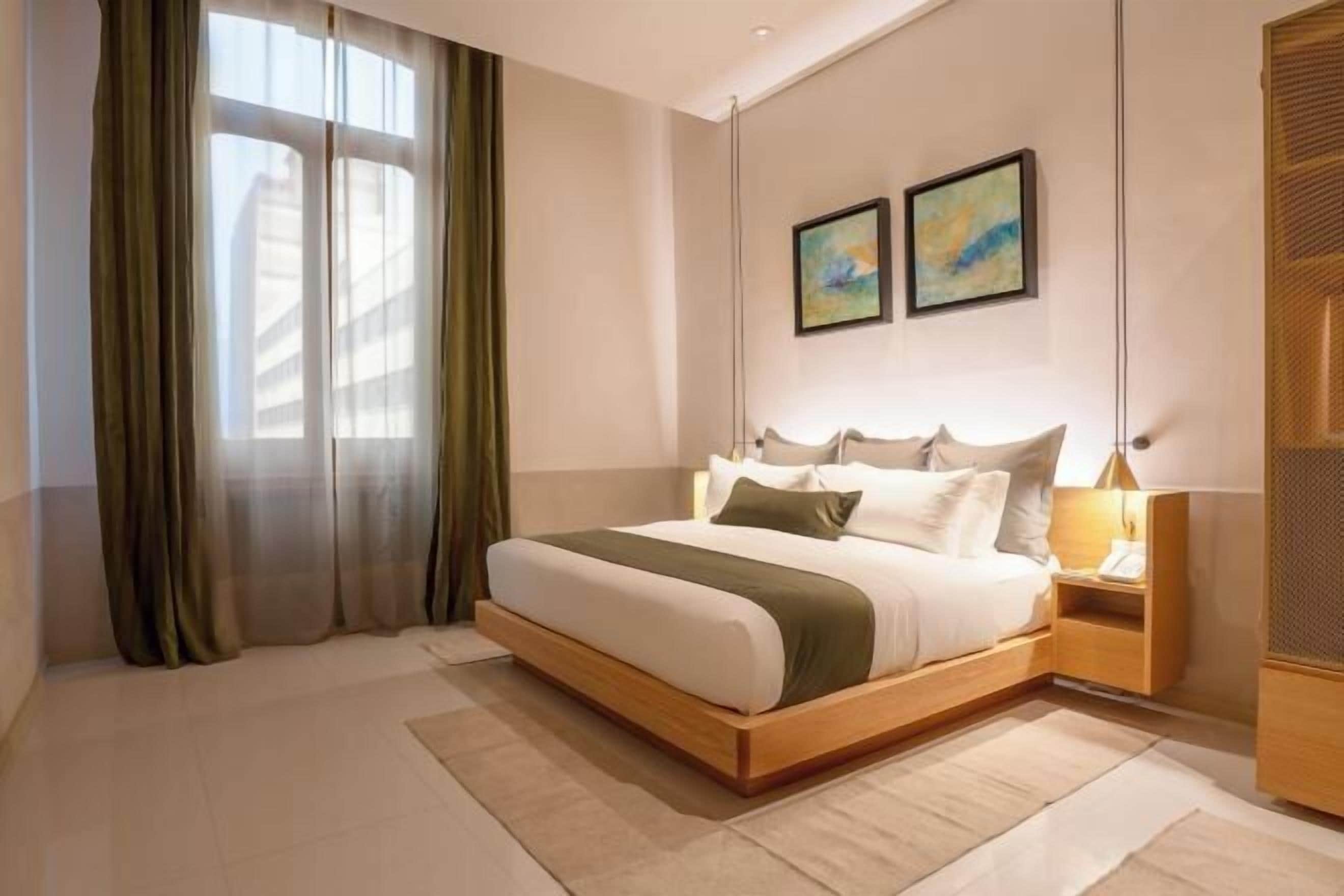 Cubrecamas y caja de seguridad en la habitación 