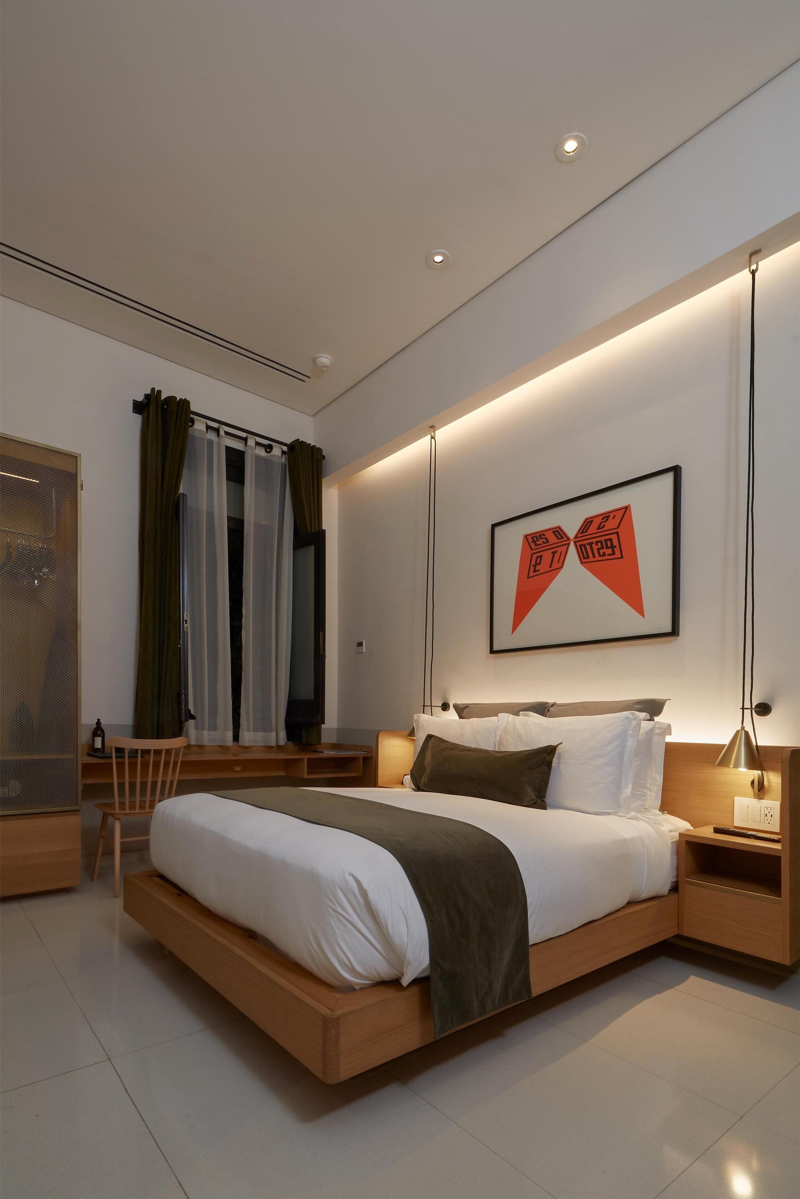 Down duvets, in-room safe, individually decorated, desk