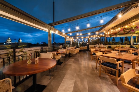 Breakfast, lunch, dinner served; alfresco dining