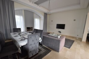 Grand-Villa, 3 Schlafzimmer | Essbereich im Zimmer