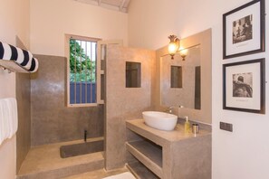 Douche, serviettes fournies