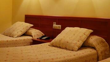 Cortinas opacas, wifi gratis, ropa de cama