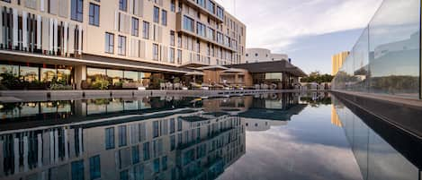 Una piscina al aire libre, tumbonas