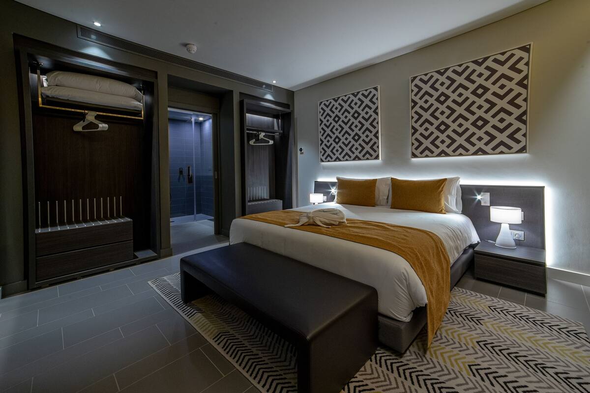 5 bedrooms, minibar, in-room safe, desk