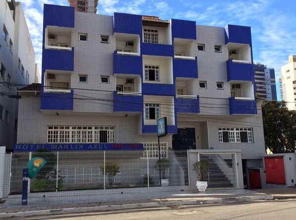 A multi-story building with a blue and white facade, a visible sign for 'HOTEL MARLIN AZUL', and a gated entrance. - Hotel Marlin Azul (Vila Velha)