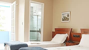 Minibar, escritorio, cortinas blackout y wifi gratis