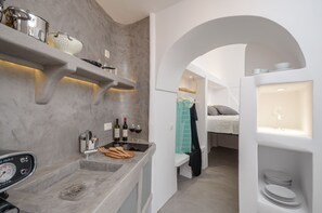Fridge, stovetop, coffee/tea maker, electric kettle - Nissos House 2BR-Rooftop Lounge+Caldera View (Akrotiri)