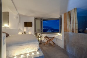 2 bedrooms, desk, iron/ironing board, free WiFi - Nissos House 2BR-Rooftop Lounge+Caldera View (Akrotiri)