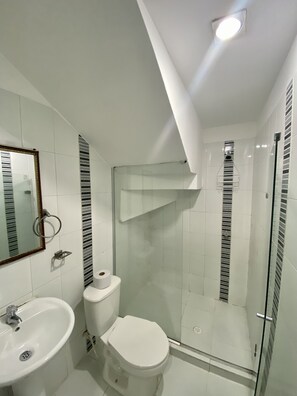 Superior Triple Room | Bathroom | Shower, free toiletries, towels - Hotel Estefania Princess (Barranquilla)