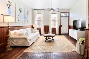 Apartamento, varias camas | Zona de estar | Una televisión de pantalla plana