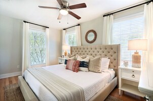 Apartamento, varias camas | Tabla de planchar con plancha y ropa de cama