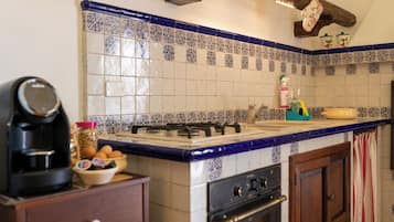 Refrigerador, horno, parrilla de estufa y cafetera y tetera